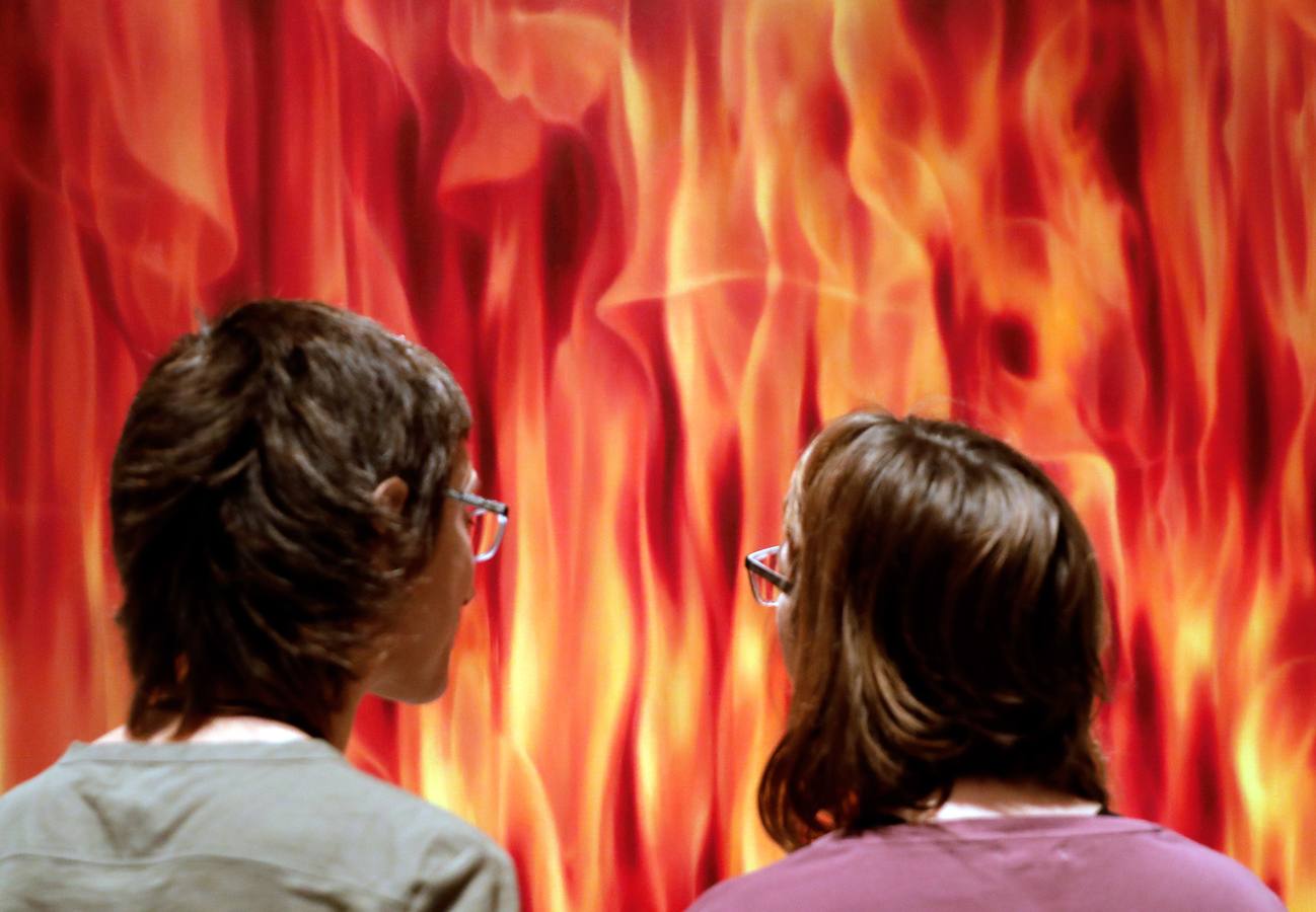 Exposición en La Nau 'Moments ago: del infierno al paraíso' del artista Isidre Manils sobre la guerra de Irak