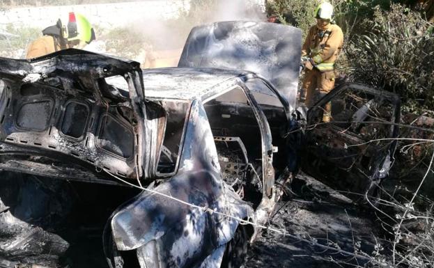 Los bomberos rescatan en Parcent a un perro que había caído en un pozo y sofocan un incendio en un vehículo en Xàbia