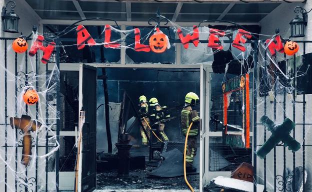 Un incendio quema el túnel del terror del Devesa Gardens