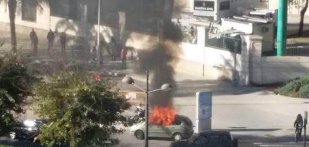 Un vehículo se incendia en la puerta del Hospital General