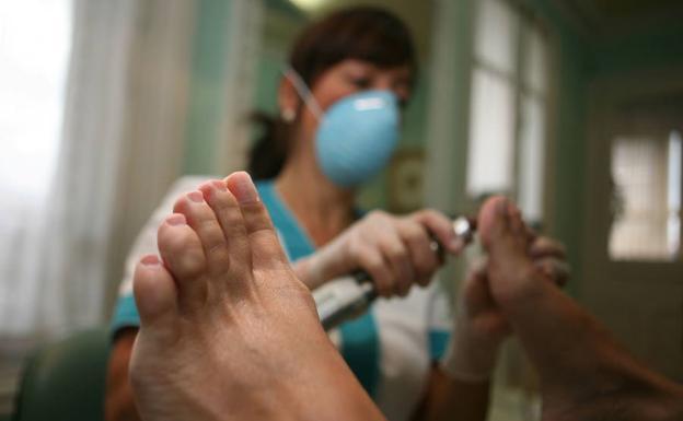 Les Corts da el primer paso para que la podología se incorpore a la sanidad pública valenciana