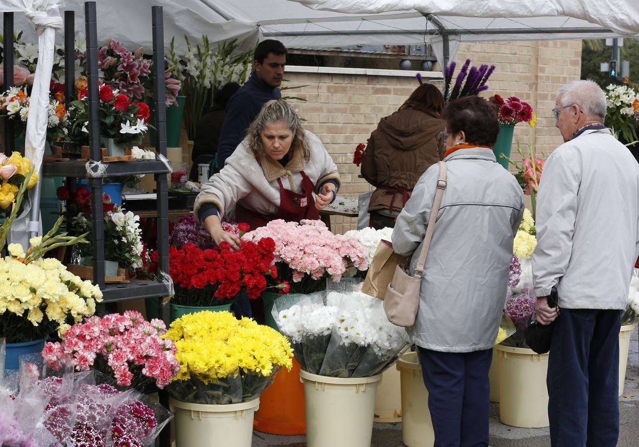 La lluvia en Valencia no frena las visitas a los cementerios