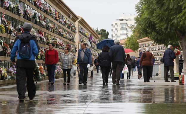 La lluvia no frena la visita a los cementerios valencianos