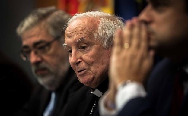 El cardenal pide a la Generalitat diálogo para evitar el bochorno de ser desautorizada en los tribunales