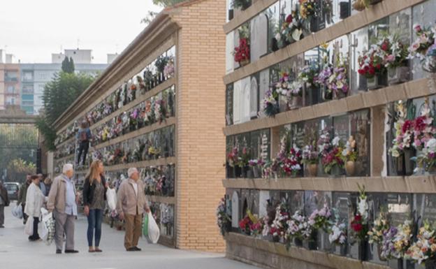 Retenciones y gran afluencia en el Cementerio General de Valencia