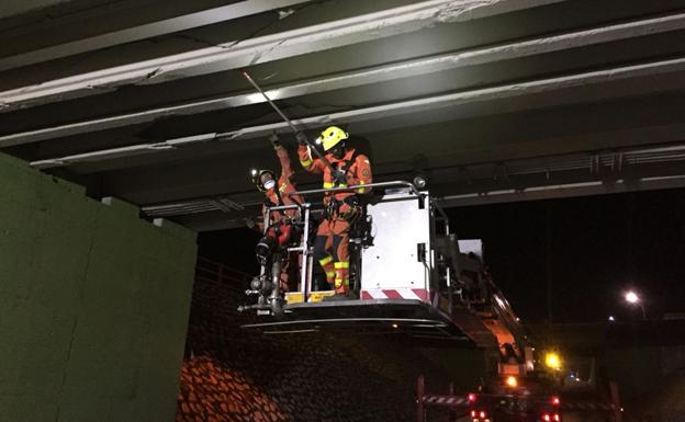 Positivo en drogas del conductor de un tráiler de 40 metros y 35 toneladas tras dañar un puente en Paterna