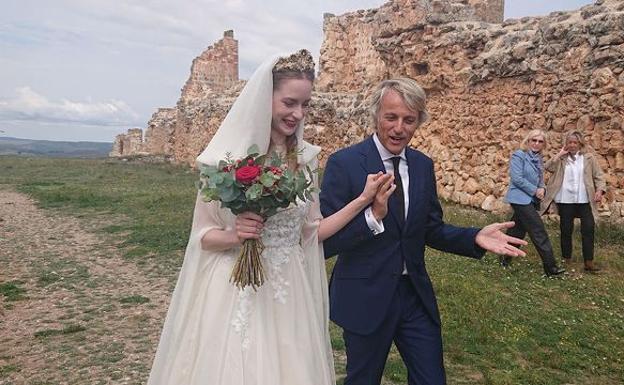 Jesús Calleja monta una boda en Soria para los valencianos Chikitín y Cindy
