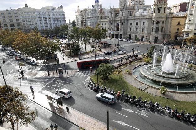 La plaza del Ayuntamiento de Valencia, a debate