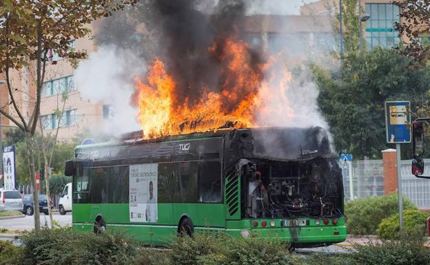 Se incendia un autobús de la línea 3 en el acceso a la Universidad Jaime I de Castellón