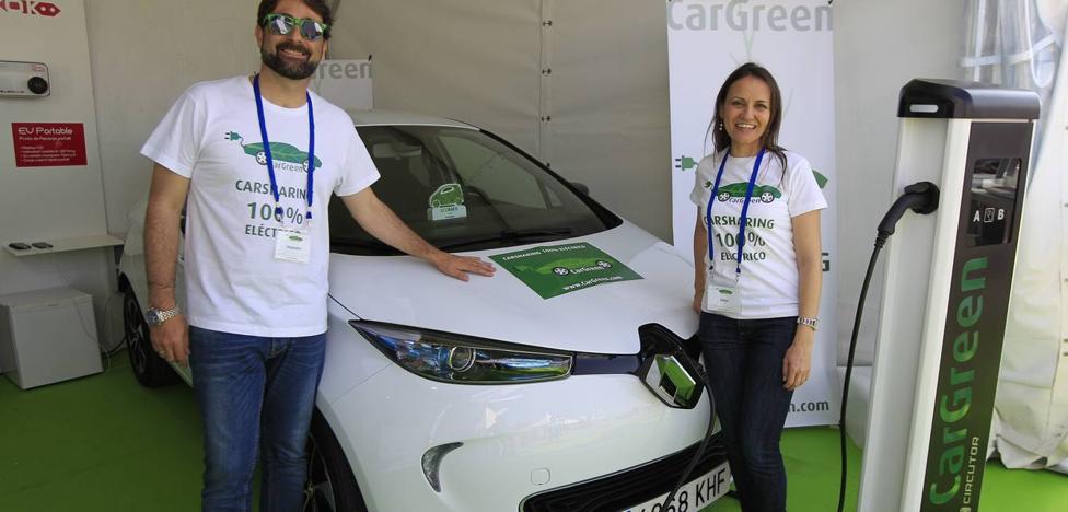 Una empresa ultima un servicio de alquiler de coches eléctricos en la calle en Valencia