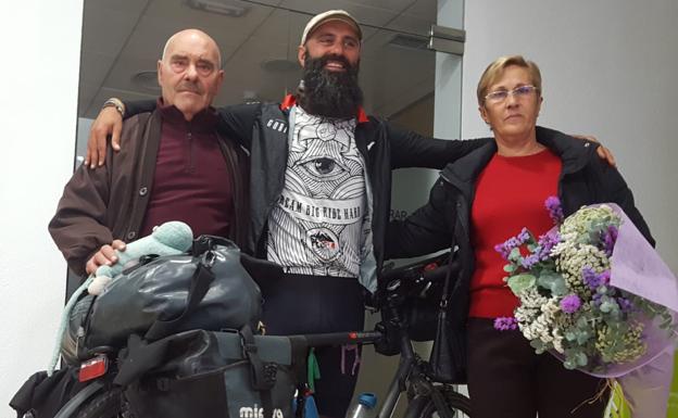 Montserrat recibe como un héroe al ciclista Luis Herrerías
