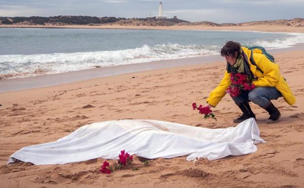 Rescatan el cuerpo de la decimonovena víctima del naufragio de una patera en Cádiz