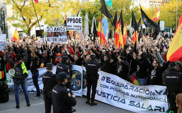 Miles de policías y guardias civiles rodean el Congreso para exigir su equiparación salarial