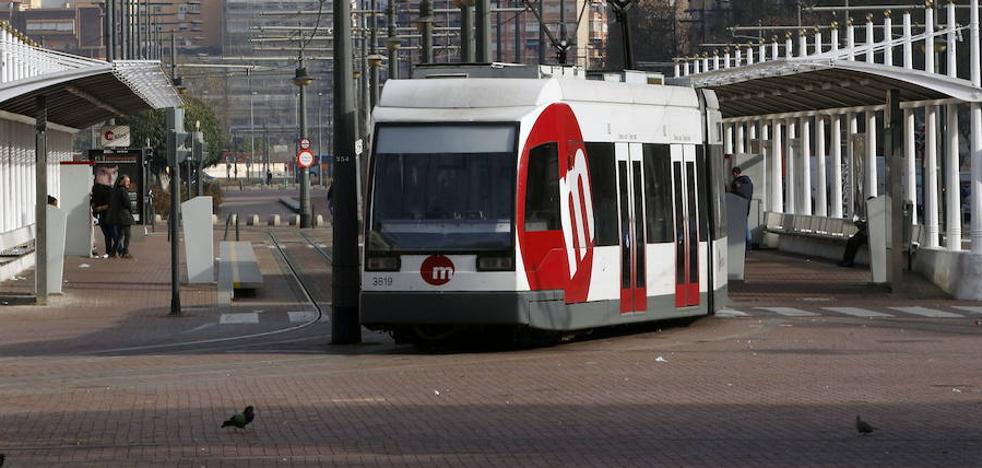 Una grúa enganchada con la catenaria corta el tranvía entre Empalme y Pont de Fusta