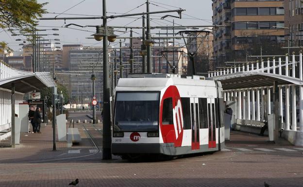 Una grúa enganchada con la catenaria corta el tranvía entre Empalme y Pont de Fusta