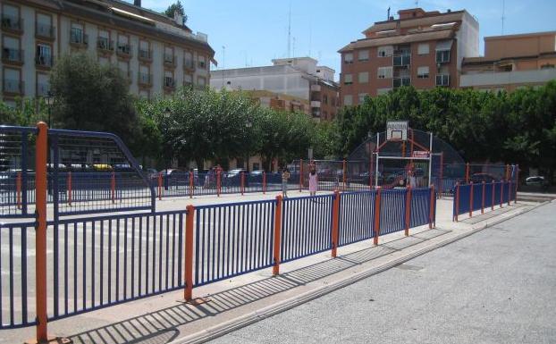 Tira al suelo a su pareja de una bofetada y la arrastra por el suelo en un parque de Alzira