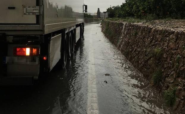 Las lluvias obligan a cortar una decena de carreteras y caminos en la Comunitat