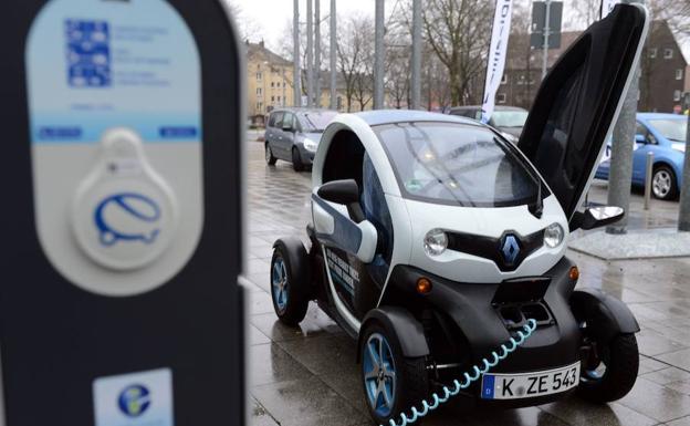 Los coches eléctricos y los de gas son los más económicos, según la OCU