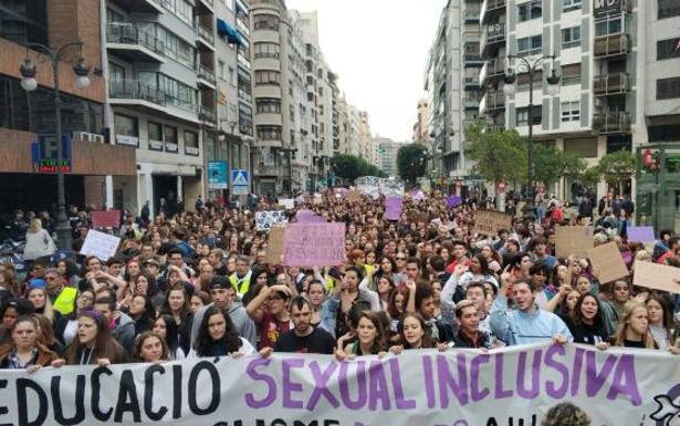 Alumnos piden una asignatura de Educación Sexual y libertad en la vestimenta para ir a clase