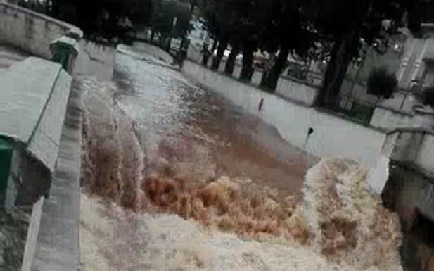 Alerta en Tavernes ante la espectacular crecida del río Vaca en Simat