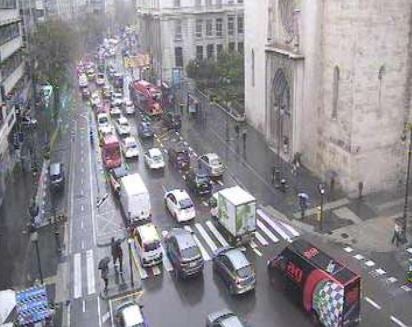 El tráfico, colapsado en Valencia por la autocaravana atrapada en Guillem de Castro y la lluvia