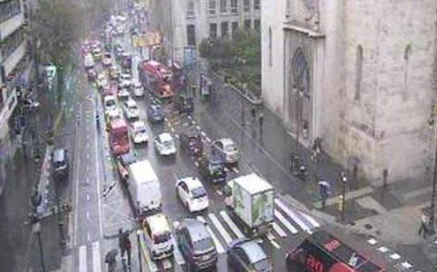 El tráfico, colapsado en Valencia por la autocaravana atrapada en Guillem de Castro y la lluvia