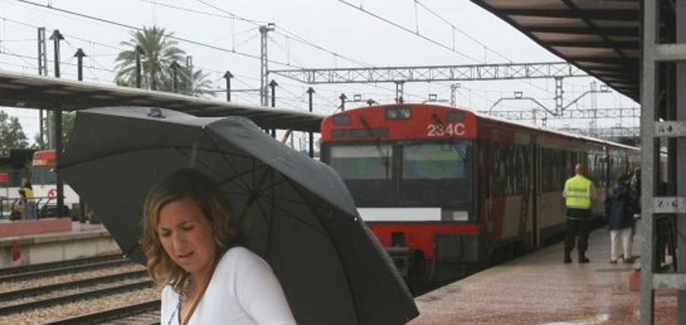 Reabiertas las líneas de tren y metro tras horas de cortes por la alerta de lluvias en Valencia