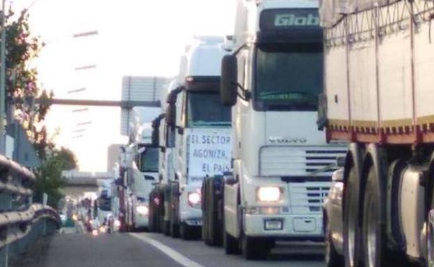 Los camioneros valencianos vuelven a manifestarse con una marcha lenta