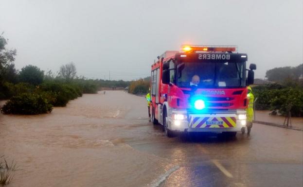 Los bomberos rescatan a una familia con un bebé que no podía salir de un chalé en Alzira por las lluvias