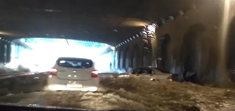 Una tromba de agua descarga 60 litros en sólo una hora en Valencia y colapsa el tráfico