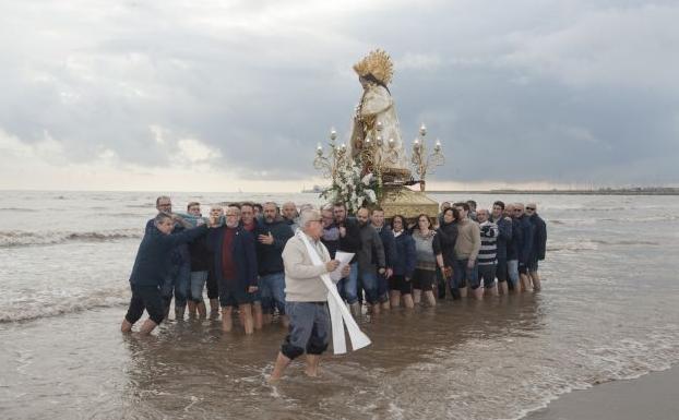 La Virgen de los Desamparados entra en la playa de Las Arenas