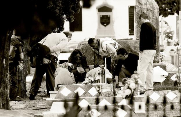 A manos de la Justicia y del Instituto Nacional de Toxicología han llegado restos forenses de 25 exhumaciones en la Comunitat. En 16 de los análisis, el ADN del bebé enterrado coincidía con el de los familiares. En la imagen, exhumación en Castellón en 2012, una de las primeras realizadas. 