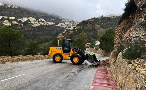 La lluvia provoca desprendimientos en Cumbre del Sol en Benitatxell y obliga a cortar la carretera