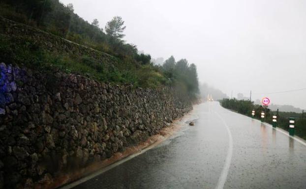 La Font cierra una carretera ante los continuos desprendimientos de rocas