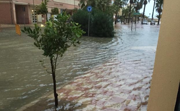 El temporal golpea con fuerza La Safor, que cierra colegios, caminos y otras instalaciones