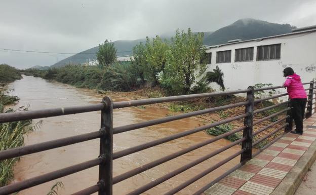 La Safor amanece con lluvia, clases suspendidas y sin actividades deportivas