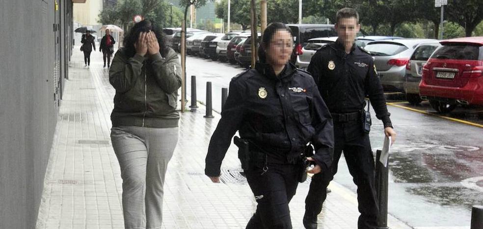 Julia: «Hola, uno de vuestros trabajadores es un violador y tiene varias denuncias»