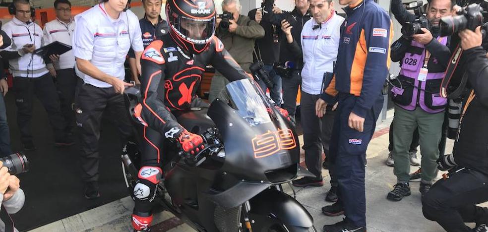 Lorenzo ya rueda con la Repsol Honda en Cheste