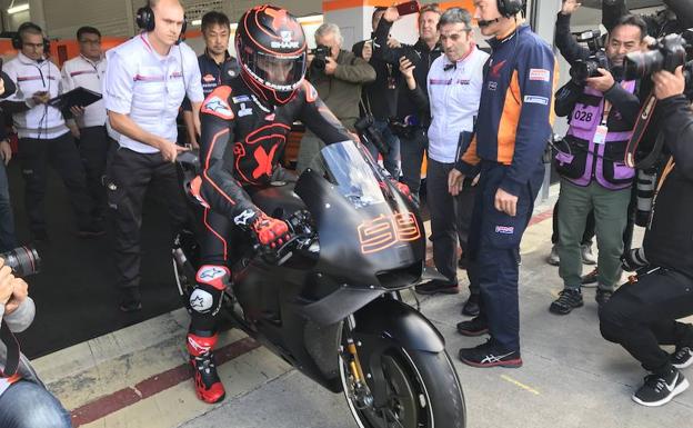 Lorenzo ya rueda con la Repsol Honda en Cheste