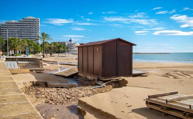 El temporal de lluvias se 'traga' varios metros de la playa del Brosquil de Cullera