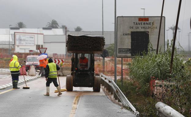 El tramo de Cullera a Tavernes de la CV-605 sigue cortado por las lluvias