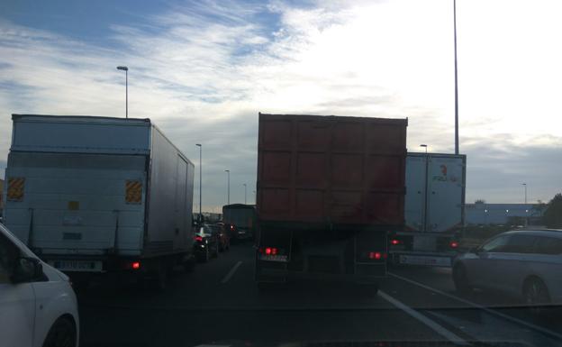 Tres heridos en un choque entre dos coches y un camión en la A-3