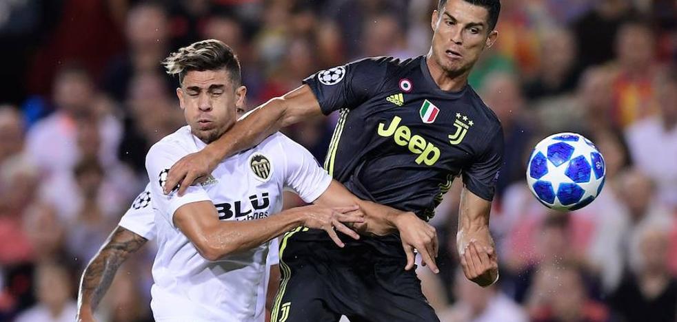 Gabriel Paulista sufre un mareo y Neto se ejercita al margen