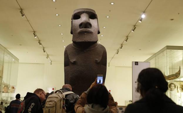 Rapanuis visitan el Museo Británico para rogar que les devuelva a su «ancestro»