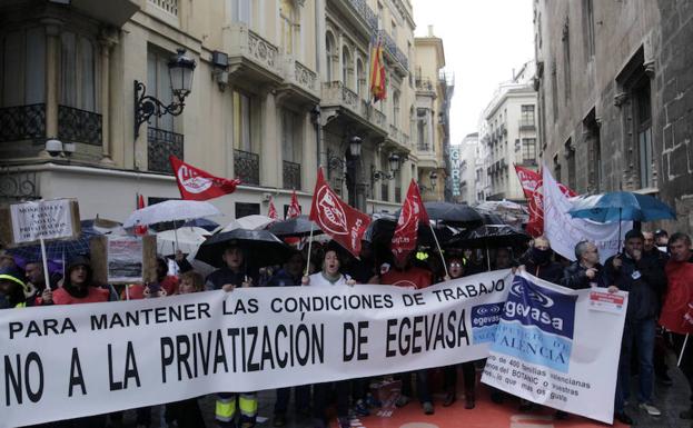 Un centenar de trabajadores se manifiestan contra la privatización de Egevasa