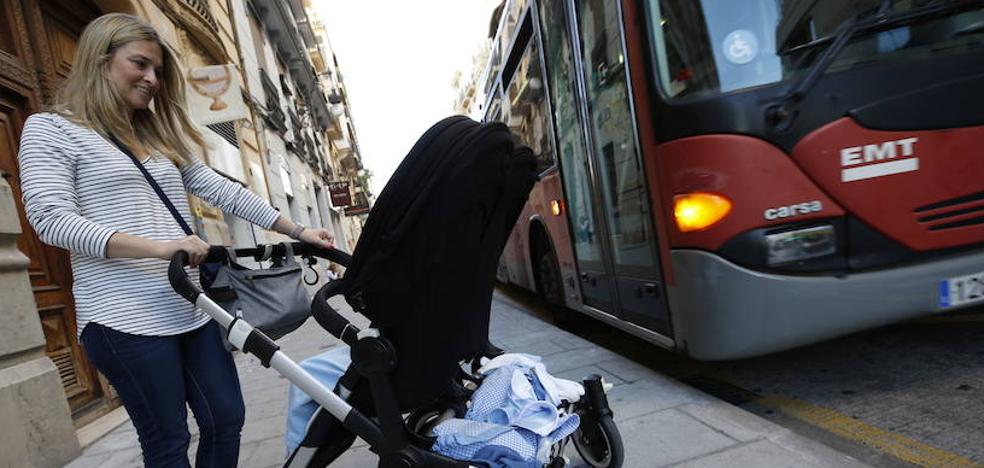 Igualdad pide adaptar asientos y barras de sujeción a las «características» de la mujer