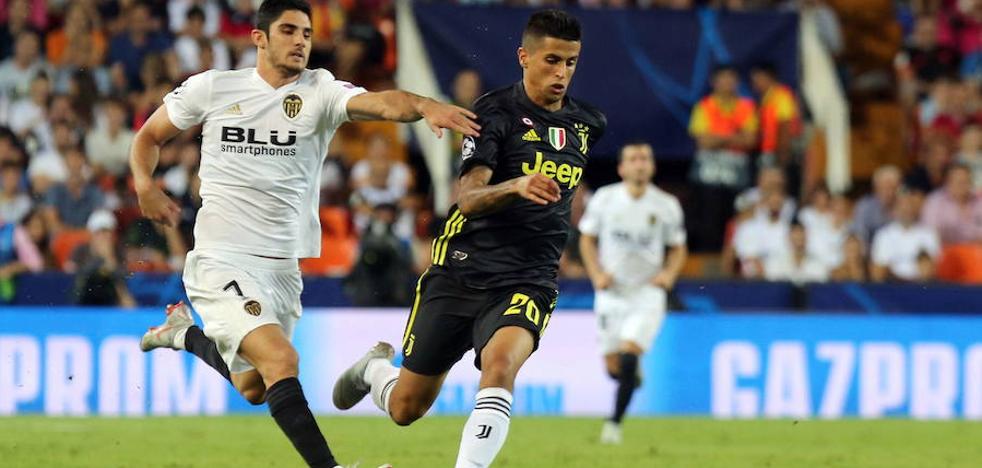 Guedes, renqueante, entra en una lista de 19 jugadores