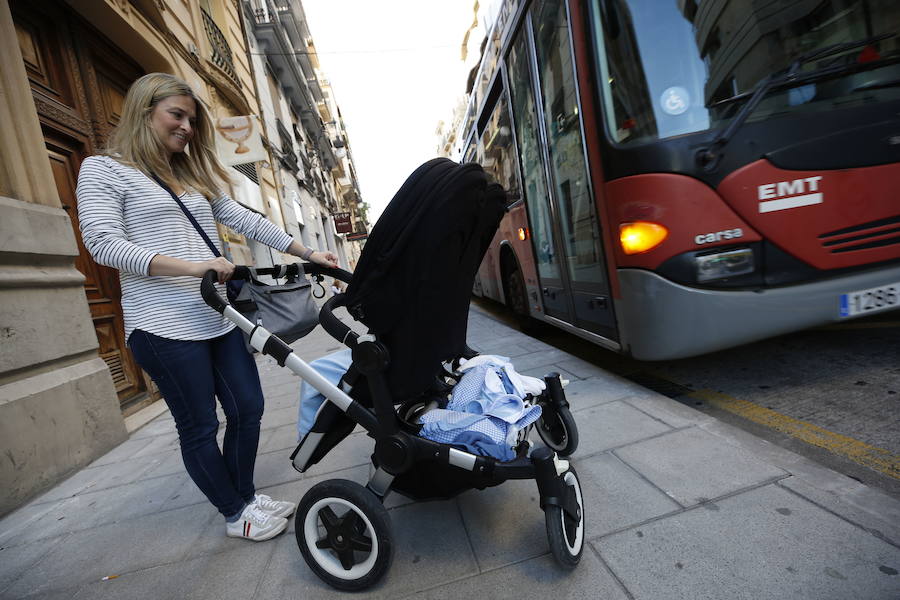 Igualdad pide adaptar asientos y barras de sujeción a las «características» de la mujer