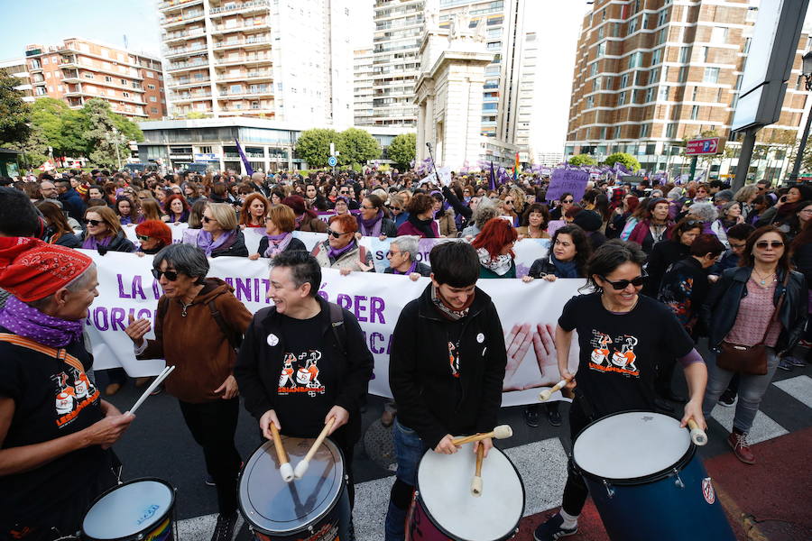 Una marea morada ocupa Valencia contra la violencia machista