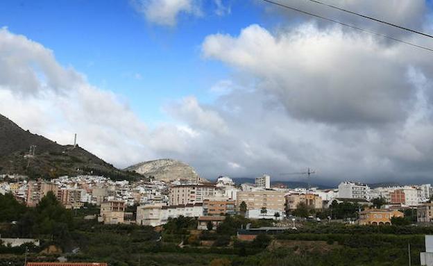 Los bomberos tratan de controlar un vertido de mil litros de salfumán en Callosa d'en Sarrià